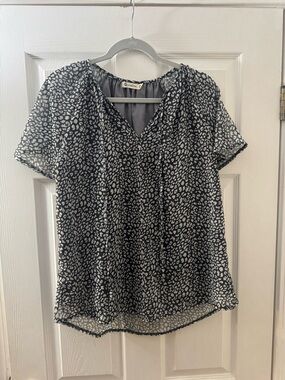 Grey & White Printed V-Neck Blouse